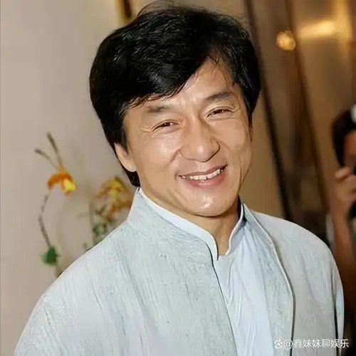一代华人传奇老去,成龙被誉为功夫之王,他的人生堪称是一段传奇