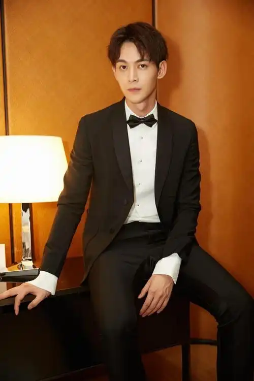 英俊潇洒的唐晓天,拥有188的身高,气质也更为出众,时尚又帅气