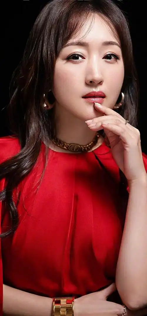 52岁杨钰莹惊艳回归新歌破亿掀起华语乐坛风暴