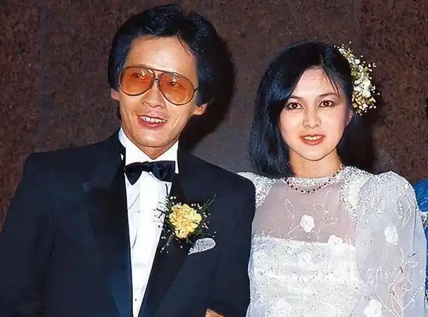 港媒在《夏日福星》与成龙合作期间捕捉到了关之琳大胆的行为,于是传