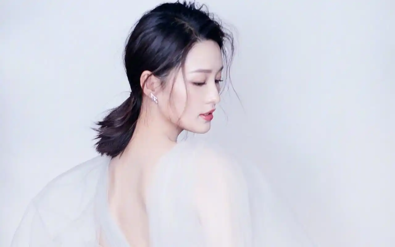 李沁温婉动人唯美图片桌面壁纸