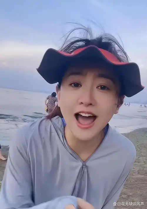 近日,月亮姐姐在个人短视频社交平台上首次发布了自己的歌手母亲,引发