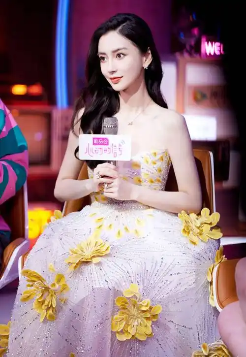 原创杨颖出席心动的信号见面会繁花抹身材婚纱裙邂逅绚丽盛夏温柔优雅