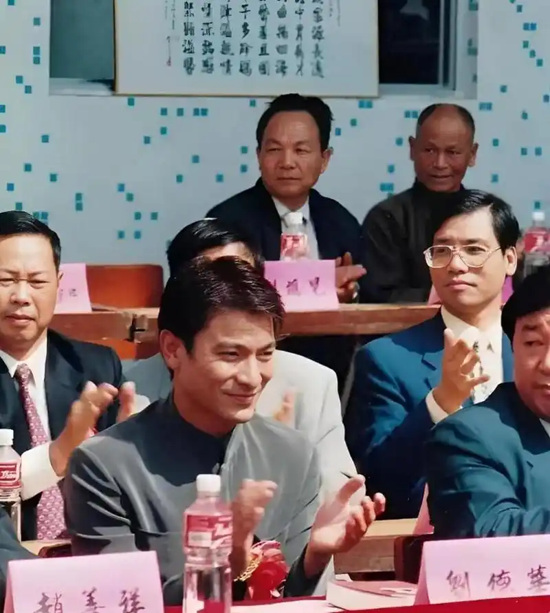 1997年,刘德华带着父母回老家祭祖,留下了一组老照片.