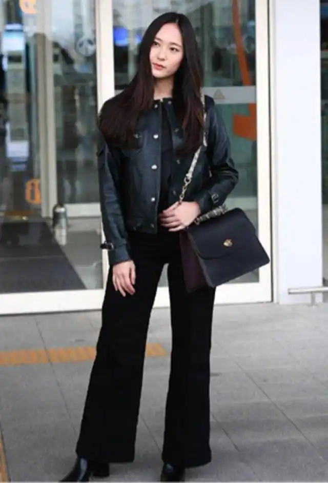 冷面女王郑秀晶亮相纽约时装周,黑裙长靴,展现女王气质