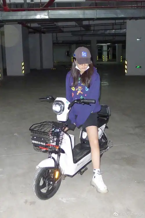 赵今麦骑上了林妙妙的电动车今天的麦麦是电动车女孩