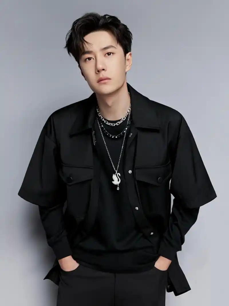王一博又有新物料啦, 上身heurueh黑色短袖衬衫 领口刀片的设计河有