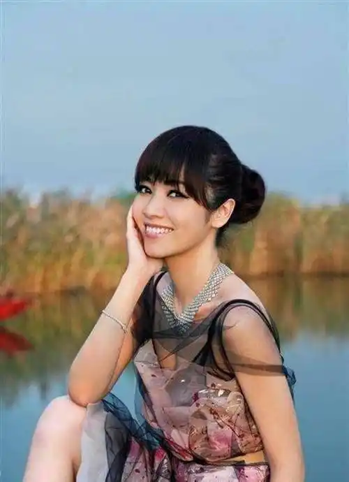 甜心主播侯佩岑有啥魔力,为什么总会让人意难平?_鲁豫_开心_问题