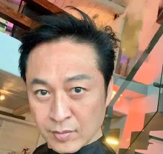 如今琼瑶剧男神马景涛已经渐渐隐退娱乐圈,回归平淡生活.