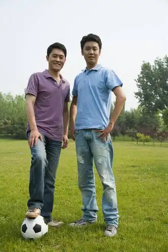 东方人,成年人,两个人,伙伴,公园,微笑,竖图,彩色,室外,白天,正面