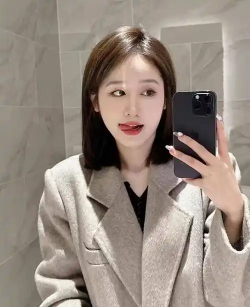 这并不意味着女人到了四十岁就必须放弃对发型的追求.