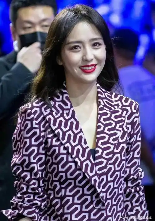 喜欢佟丽娅美丽的微笑,白皙的皮肤,长长的美腿,喜欢她的细腰,喜欢她的