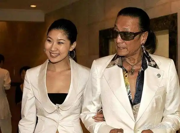 1985年深夜,狄波拉精心打扮敲开何鸿燊的门,揭开谢贤最后的体面