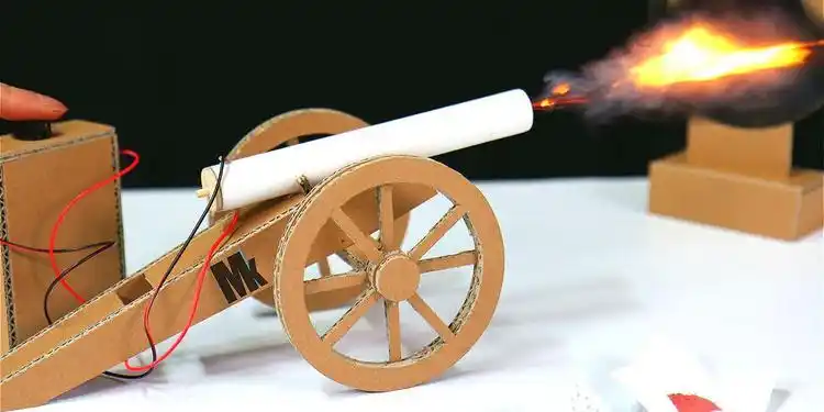 小哥突发奇想用纸板造大炮,火柴粉末做引子,没想到还真成功了