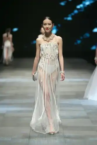 国外内衣时装秀:超模大气优雅,美颜登场太迷人