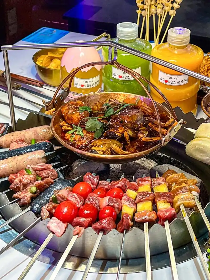 吃饱饱没烦恼!这家围炉烤肉直接给我香迷糊.想找个地方边炫夜宵 - 抖