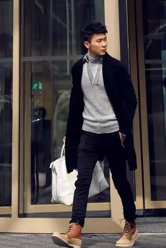 李晨一身藏蓝色西装搭配领结,绅士又高级,型男范十足