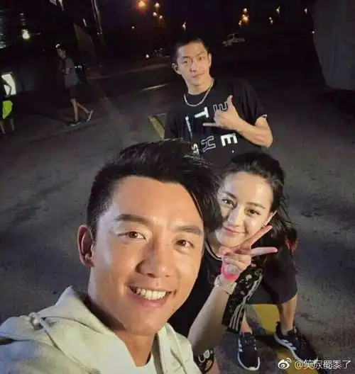 迪丽热巴郑恺街头自拍照曝光,身后的黑衣帅. 来自搞笑大妹子 - 微博