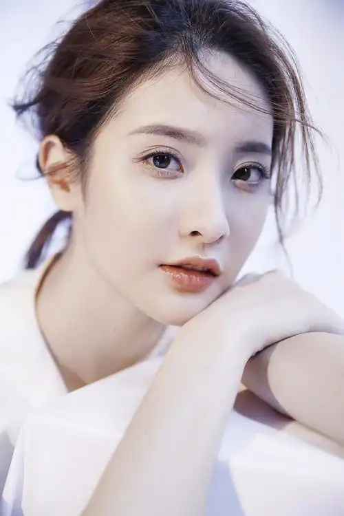 赖雨蒙最新写真曝光 淡淡甜笑展现清新自然气质