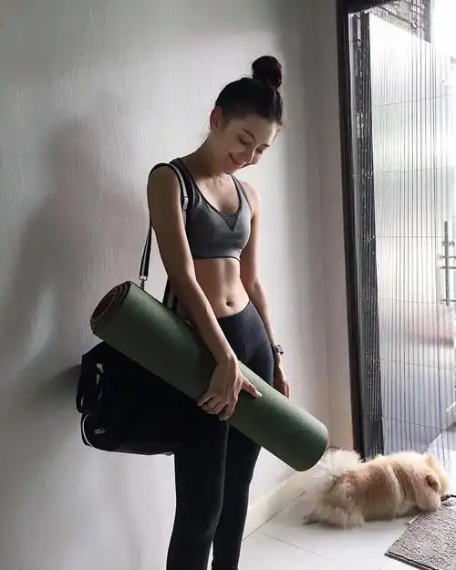 泰国女神晒健身照英姿飒爽腹肌隐约可见