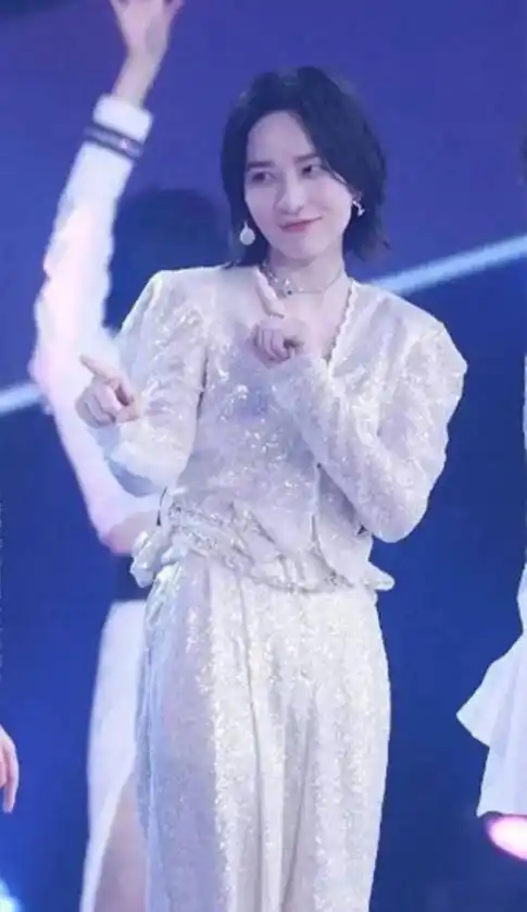 一直很帅气的李斯丹妮穿上仙女装妖娆妩媚原来是你这样的女人