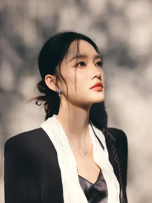 看到李沁高定,一把子拿捏住我的眼球了,太喜欢这一次黑色西装的风格