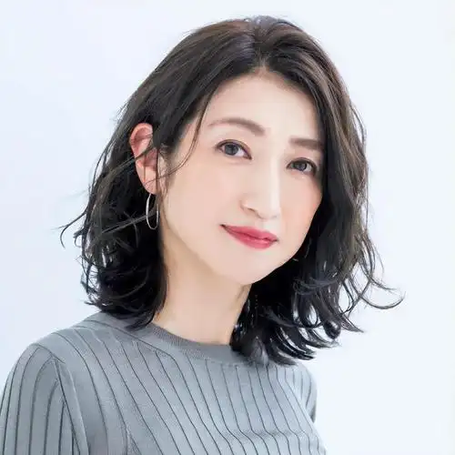 45岁女性必备的10款"锁骨卷"发型:既时髦又气质|卷发|发尾|烫发|刘海