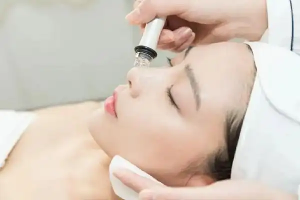 小气泡美容是营养皮肤的一种方式,一般适用于油性,毛孔粗大,有黑头或