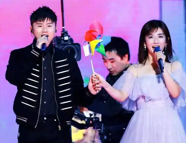 湖南小年夜春晚:何炅坚守主持台柱,女主持群动荡不安_变化_观众_阵容