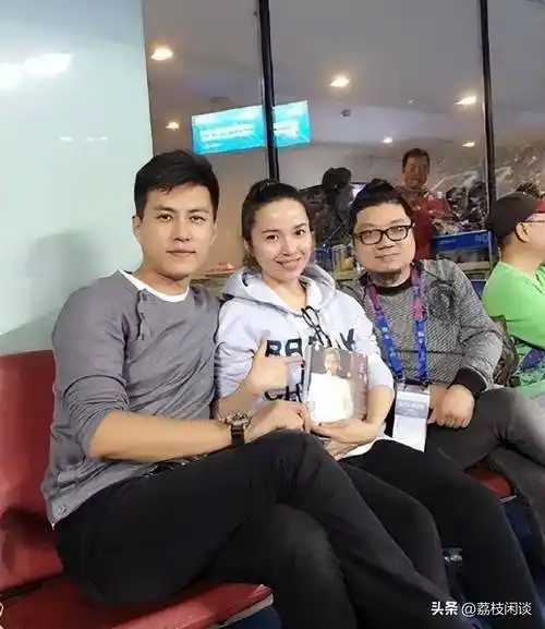 靳东老婆近照曝光,怼脸颜值依旧惊艳,满头银丝透露岁月痕迹