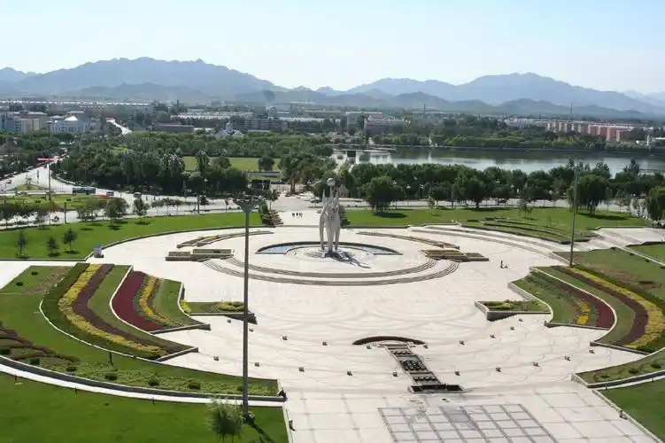 p data-id="gn8z53zgdi">妫川广场是延庆城区中心大型绿地广场,兴建