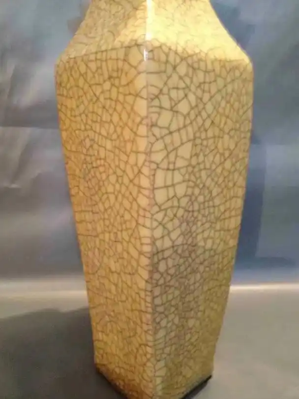 宋代米黄釉金丝铁线(元丰庚演)款,哥窑菱型瓶鉴赏 - 抖音