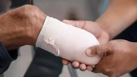 老人截肢被截错腿 院方:失误,马上截另一条腿-资讯-高清完整正版视频