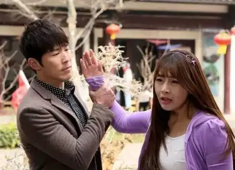 拥抱幸福妹妹珊珊很聪明给红樱和哥制造浪漫的晚餐