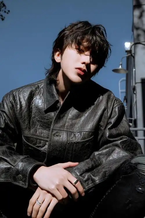 蔡徐坤秋日机车大片