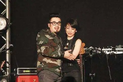 林忆莲和男友公园游乐 过尽千帆终幸福