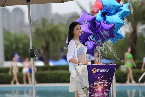 2014星姐选举启幕上演千人泳装秀图