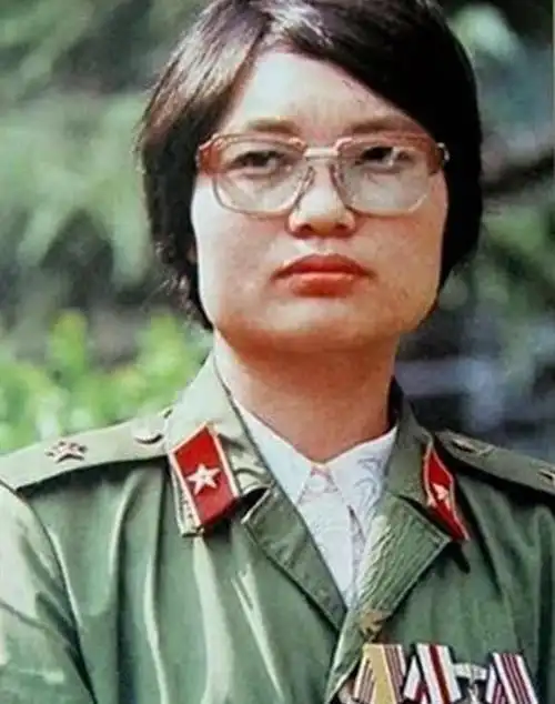 老山女神荣立一等战功拍照面无表情开会耽误我救人