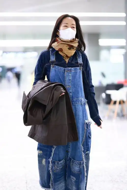 刘敏涛牛仔造型太时髦上紧下松连衣裙显身材还有几分可爱