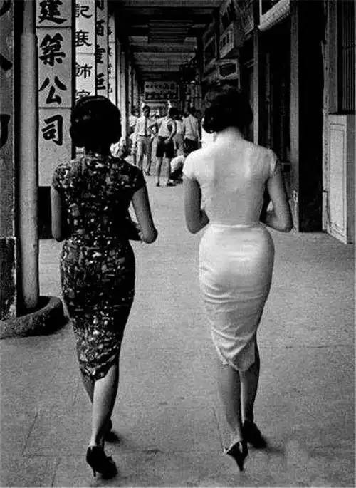 罕见民国老照片大户人家妇女抽烟最后一张是民国的清洁工