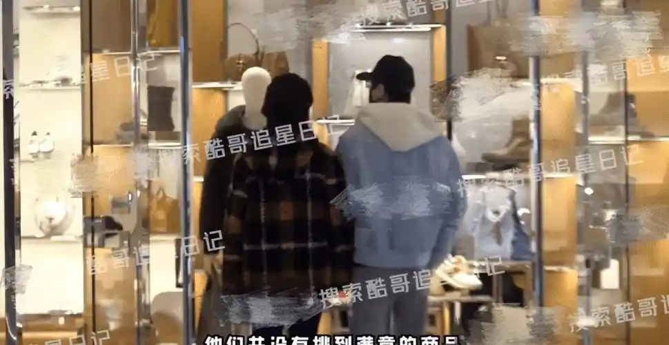 许嵩这小伙子还特懂得体贴,给女朋友拎着大衣,真是温柔又man!