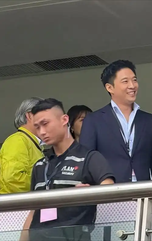 香港豪门组团看梅西!何超琼林建岳自拍,霍启山同框贝克汉姆女儿