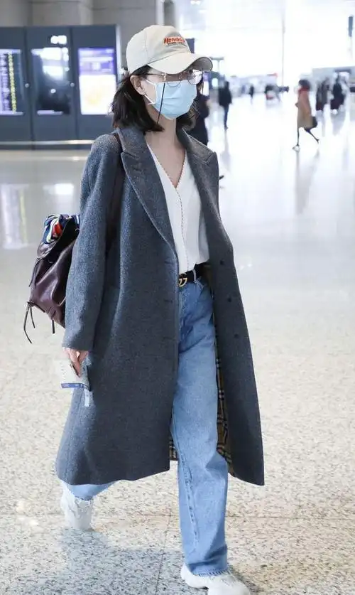 明星的休闲穿搭穿风衣戴鸭舌帽时尚而简约