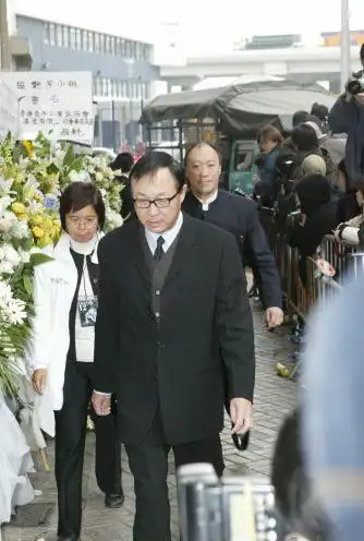 图文:梅艳芳今日出殡 身前好友陆续到场-37