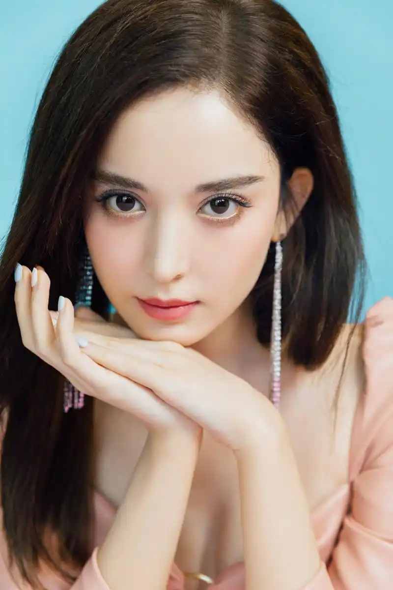 古力娜扎樱花粉皮裙造型魅力性感写真_明星_美桌网