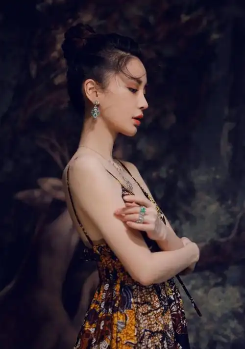 不仅拍摄的正面照,而且还拍摄了侧面照,杨颖穿的吊带裙的袖口开得很大