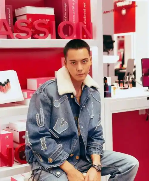 原创白面小生变胡子大叔陈伟霆的荷尔蒙爆发与外甥女合照超有爱