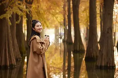 美女大学生手捧奶茶图片素材