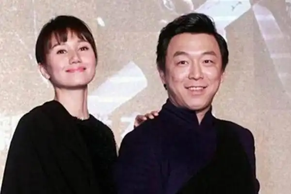 图黄渤全家照曝光与妻子超有夫妻相