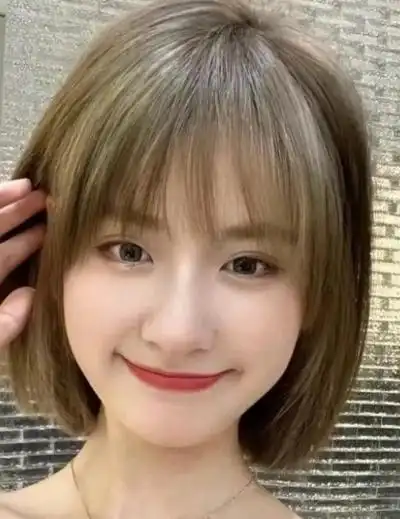 波波头短发可以让娃娃脸的女生变得更可爱哦,甜度都能能瞬间翻倍,减龄